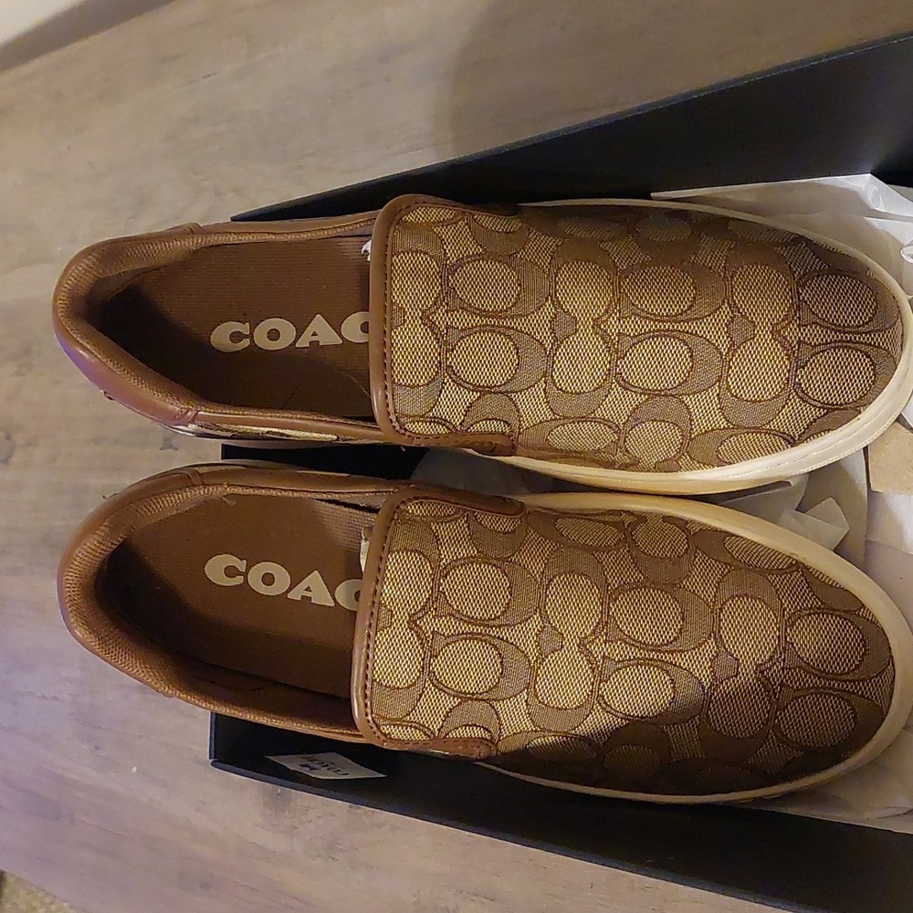 Like new pair of coach Tennis shoes  size 81/2